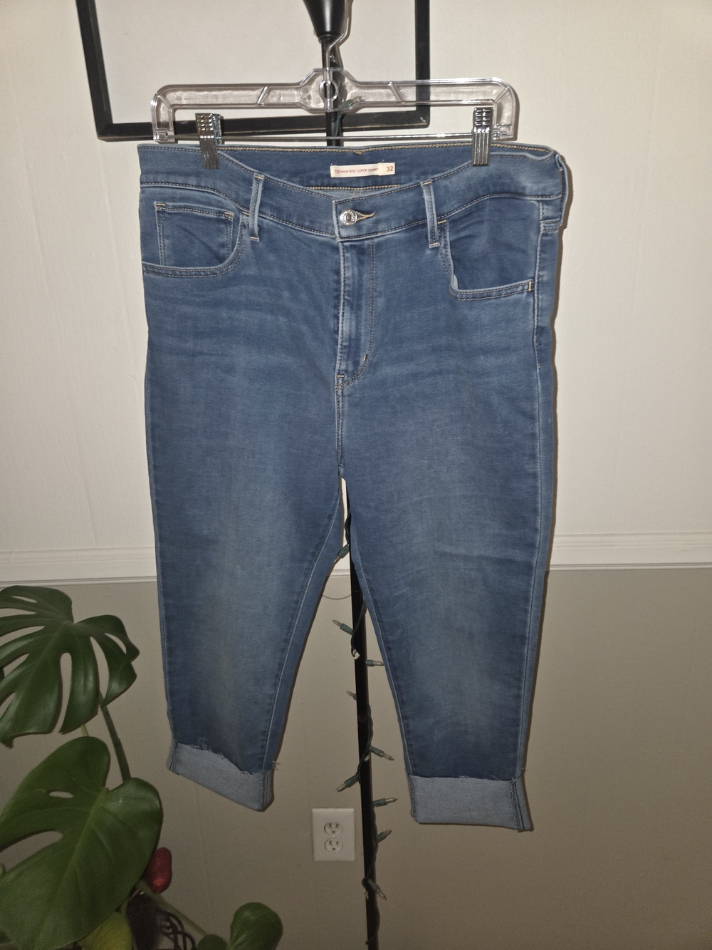 Levi's Women's Upcycled Capri Jeans in Mid Blue Wash